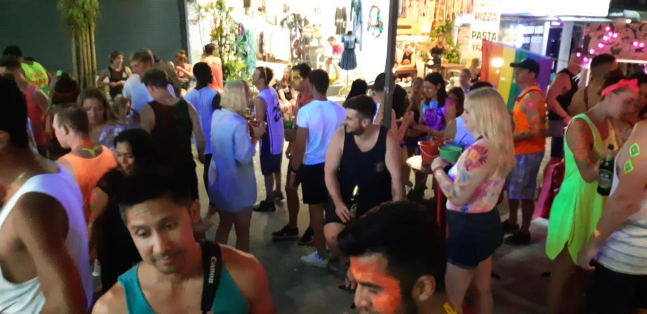 Out! A Radically Inclusive Beach Hostel By Wild & Wandering Hatrin Kültér fotó