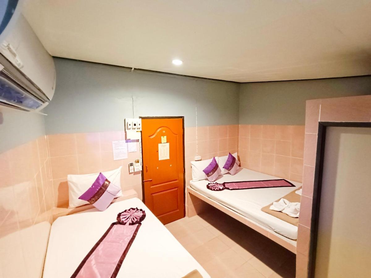 Out! A Radically Inclusive Beach Hostel By Wild & Wandering Hatrin Szoba fotó