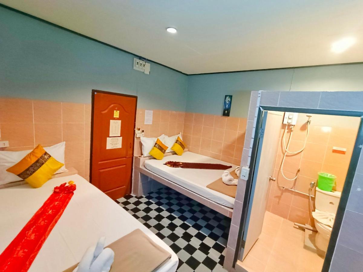 Out! A Radically Inclusive Beach Hostel By Wild & Wandering Hatrin Szoba fotó
