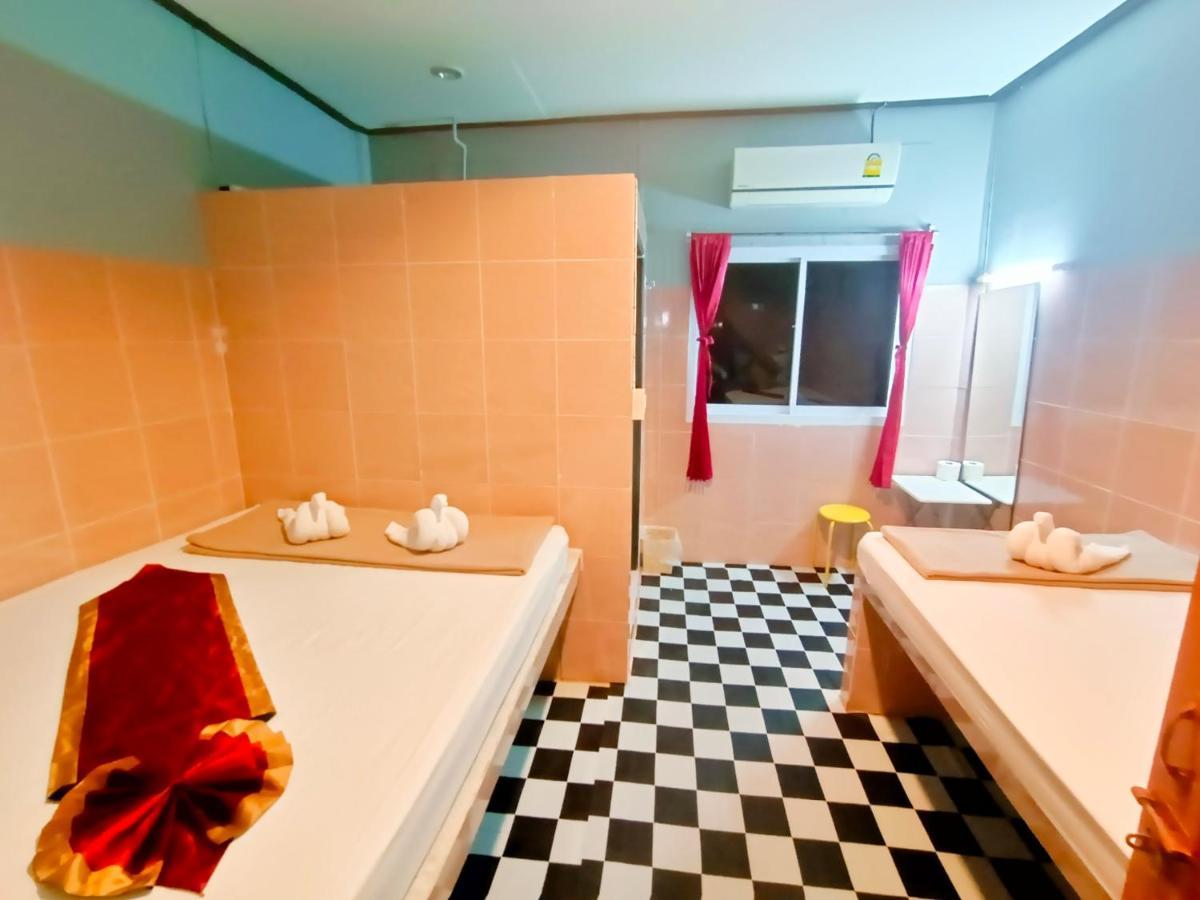 Out! A Radically Inclusive Beach Hostel By Wild & Wandering Hatrin Szoba fotó